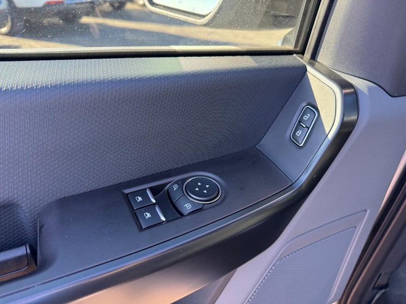 Ford F-150 Vehicle Full-screen Gallery Image 15
