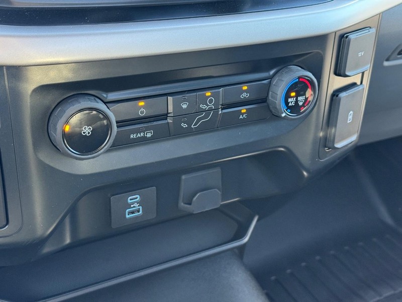 Ford F-150 Vehicle Full-screen Gallery Image 22