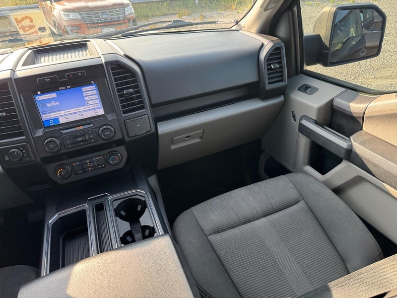 Ford F-150 Vehicle Full-screen Gallery Image 16