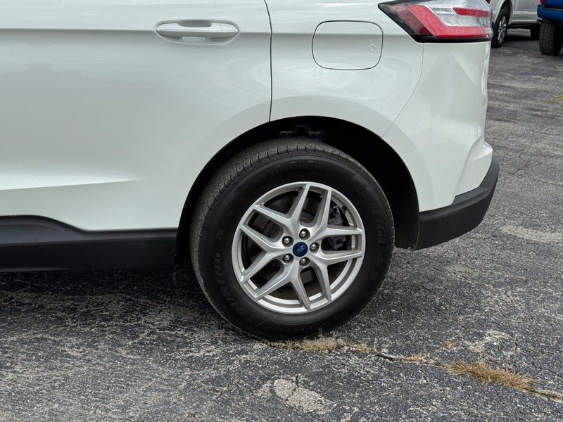 Ford Edge Vehicle Full-screen Gallery Image 11