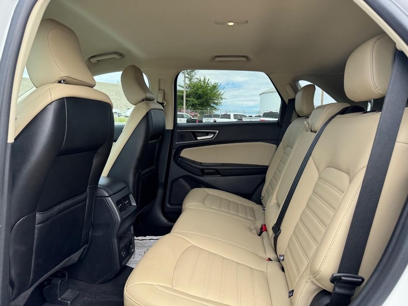 Ford Edge Vehicle Full-screen Gallery Image 12