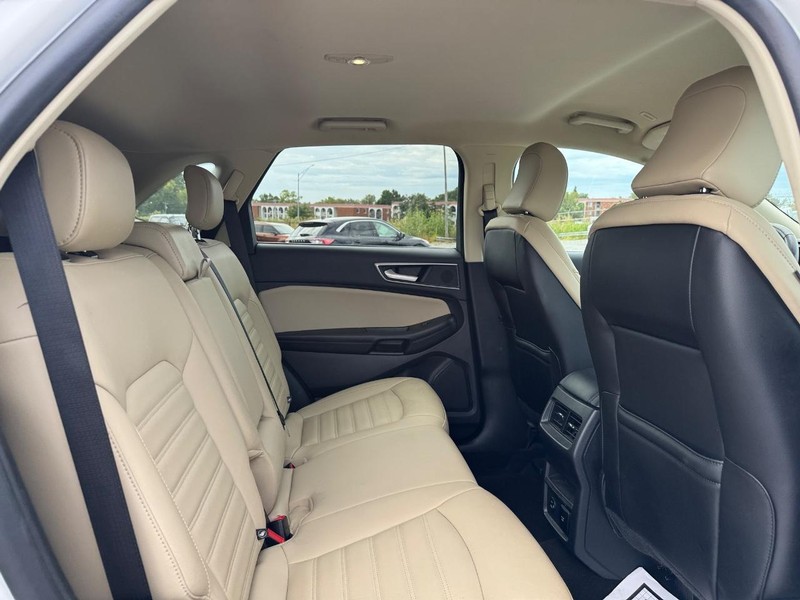 Ford Edge Vehicle Full-screen Gallery Image 13