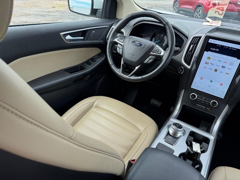 Ford Edge Vehicle Full-screen Gallery Image 14