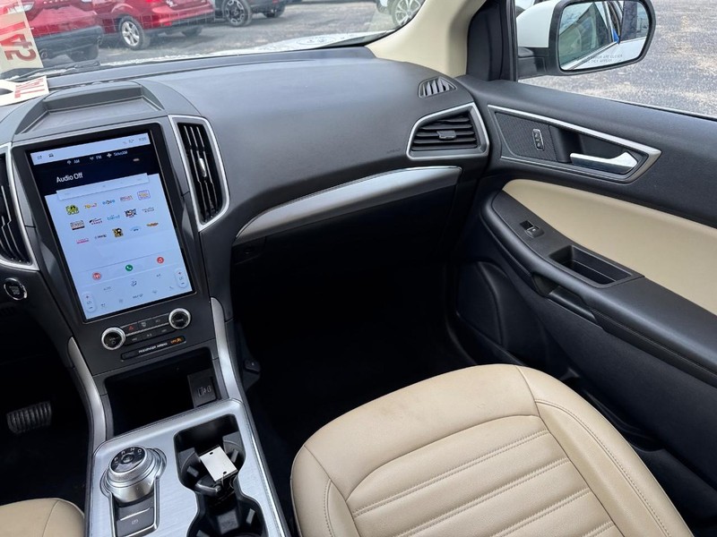 Ford Edge Vehicle Full-screen Gallery Image 16
