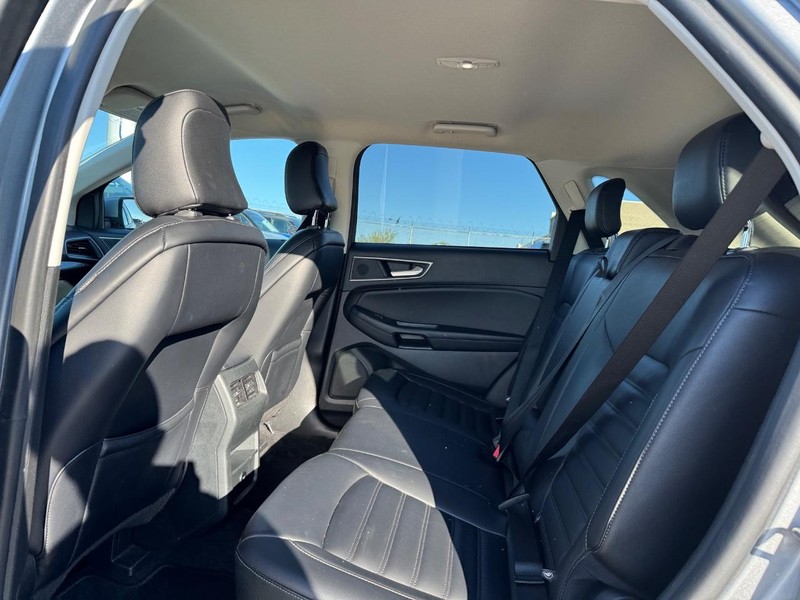 Ford Edge Vehicle Full-screen Gallery Image 12