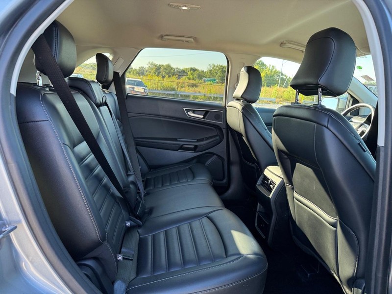 Ford Edge Vehicle Full-screen Gallery Image 13