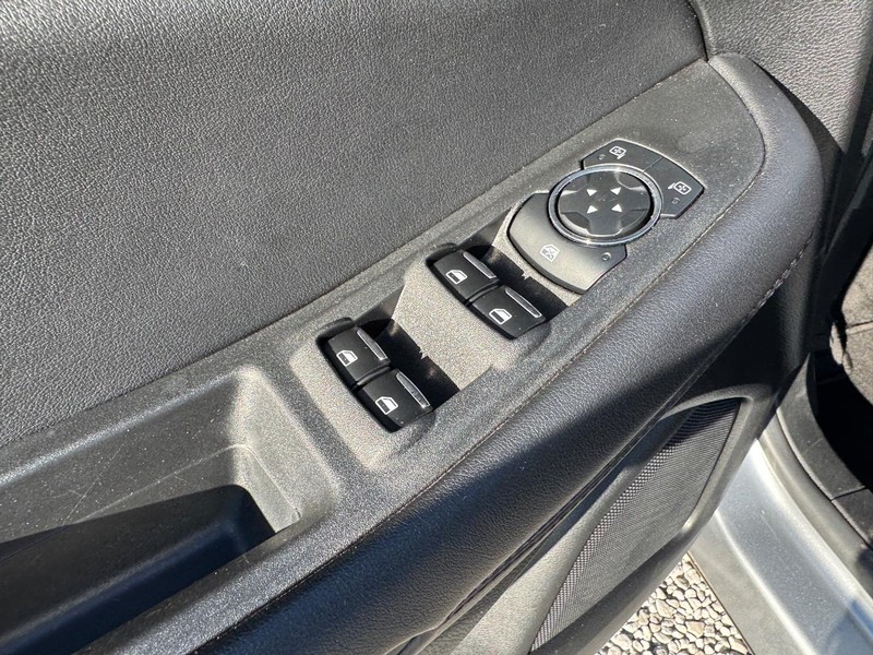 Ford Edge Vehicle Full-screen Gallery Image 18