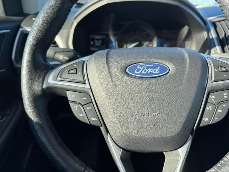Ford Edge Vehicle Full-screen Gallery Image 19