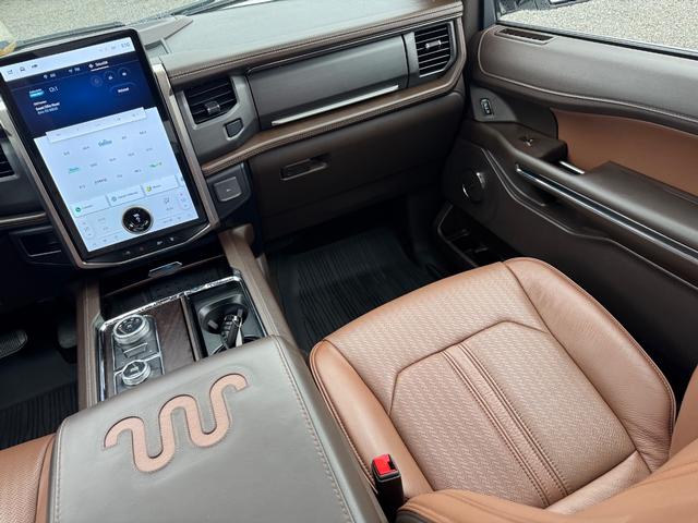 Ford Expedition Max Vehicle Full-screen Gallery Image 19