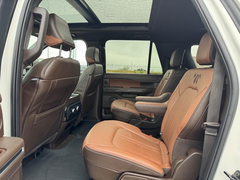 Ford Expedition Max Vehicle Full-screen Gallery Image 12