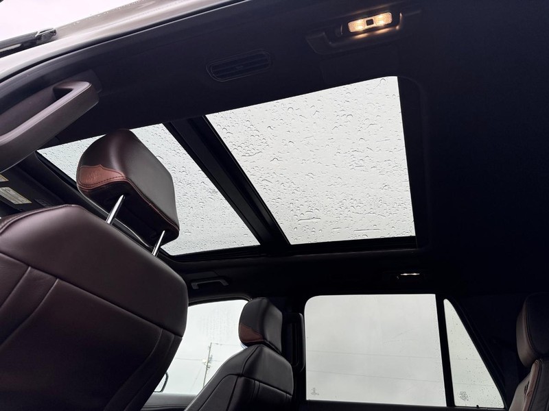 Ford Expedition Max Vehicle Full-screen Gallery Image 13
