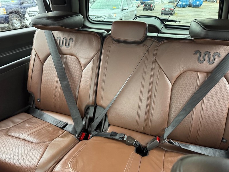 Ford Expedition Max Vehicle Full-screen Gallery Image 14