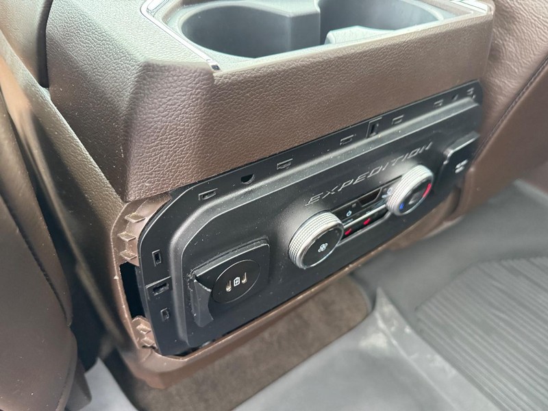 Ford Expedition Max Vehicle Full-screen Gallery Image 15