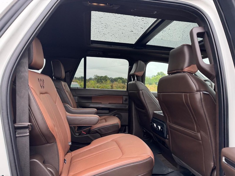 Ford Expedition Max Vehicle Full-screen Gallery Image 16