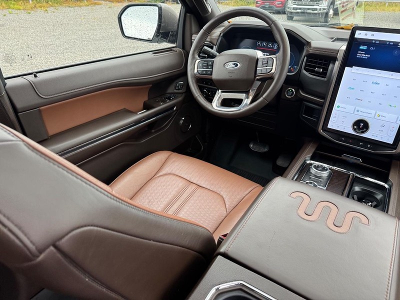 Ford Expedition Max Vehicle Full-screen Gallery Image 17