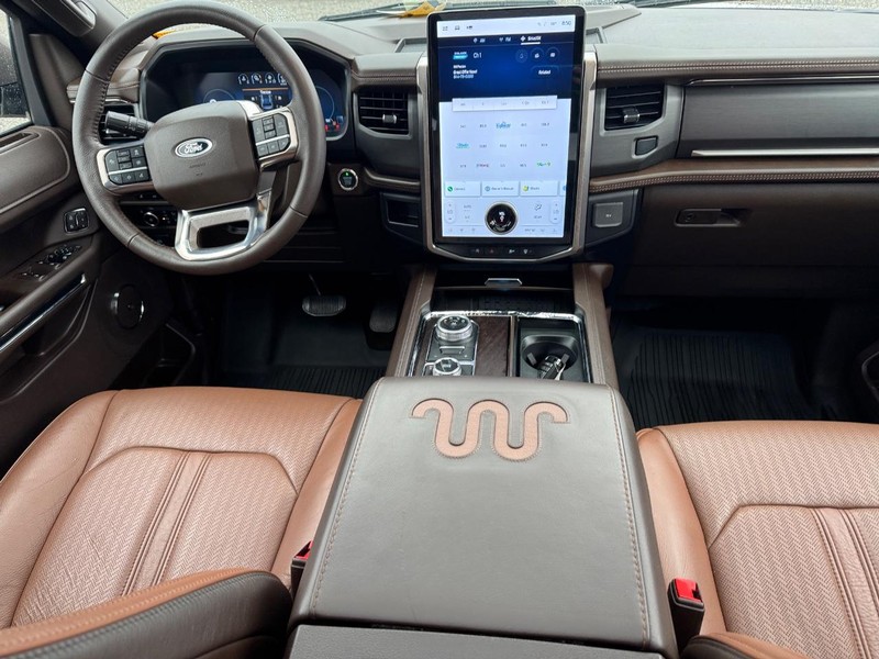 Ford Expedition Max Vehicle Full-screen Gallery Image 18
