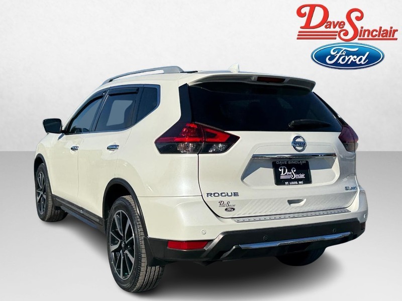 Nissan Rogue Vehicle Full-screen Gallery Image 09