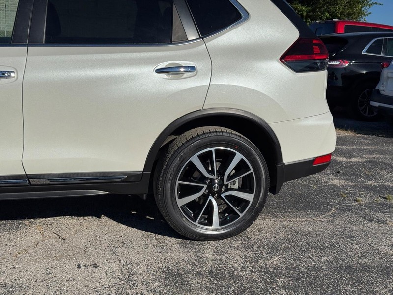 Nissan Rogue Vehicle Full-screen Gallery Image 10