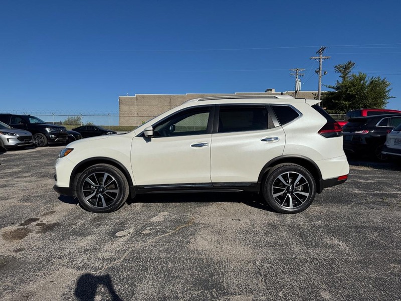 Nissan Rogue Vehicle Full-screen Gallery Image 11