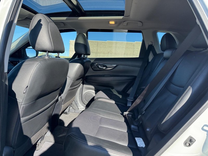 Nissan Rogue Vehicle Full-screen Gallery Image 12
