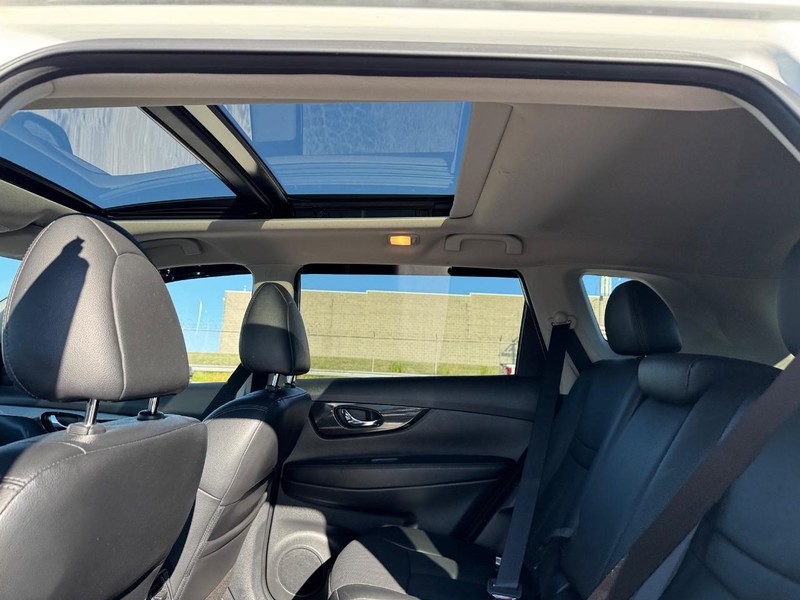 Nissan Rogue Vehicle Full-screen Gallery Image 13