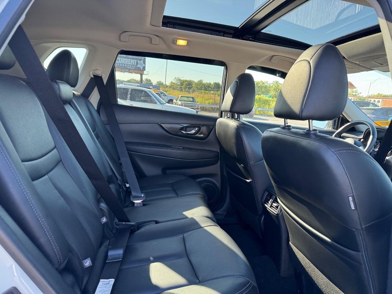 Nissan Rogue Vehicle Full-screen Gallery Image 14