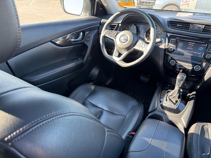 Nissan Rogue Vehicle Full-screen Gallery Image 15