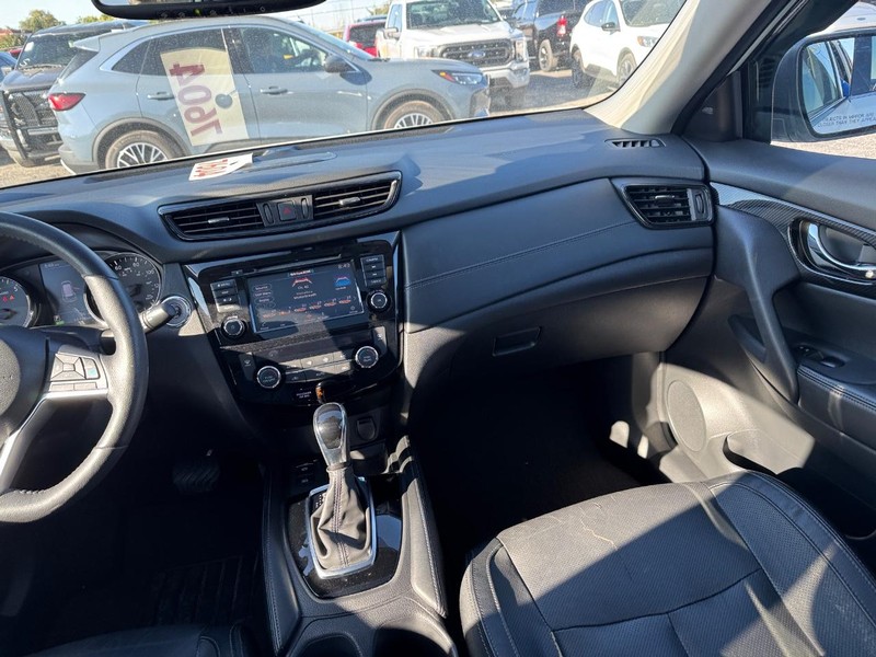 Nissan Rogue Vehicle Full-screen Gallery Image 17