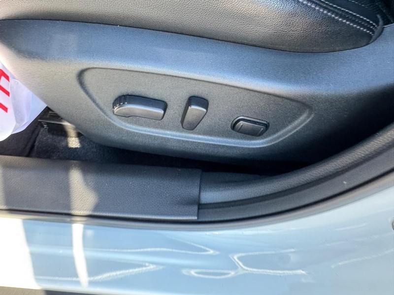 Nissan Rogue Vehicle Full-screen Gallery Image 18