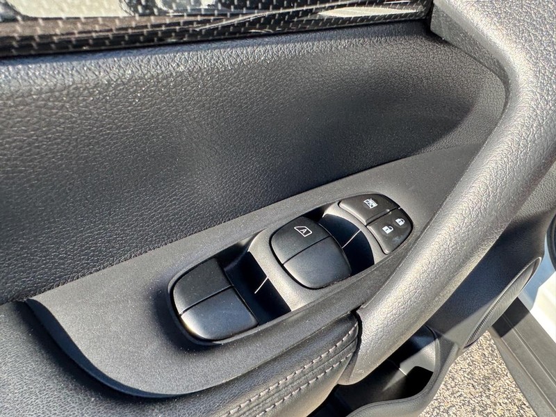 Nissan Rogue Vehicle Full-screen Gallery Image 19