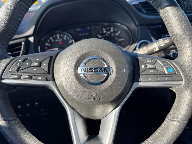 Nissan Rogue Vehicle Full-screen Gallery Image 22