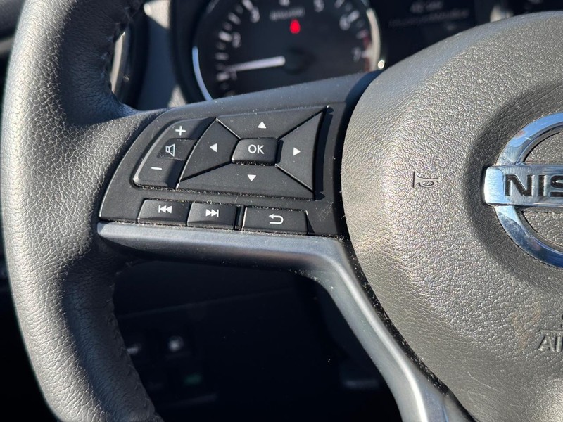 Nissan Rogue Vehicle Full-screen Gallery Image 23