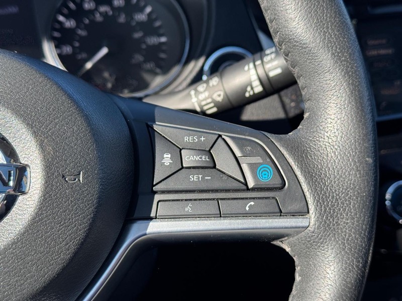 Nissan Rogue Vehicle Full-screen Gallery Image 24