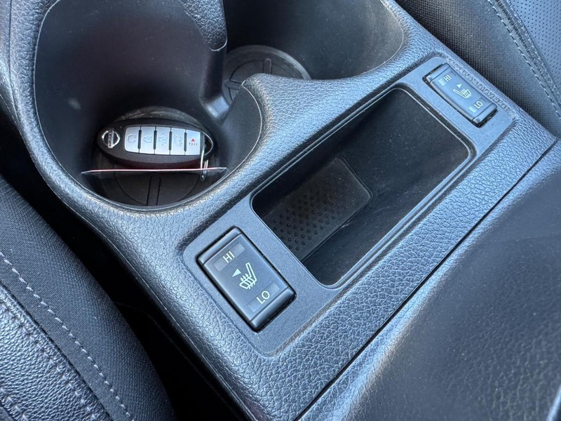 Nissan Rogue Vehicle Full-screen Gallery Image 25