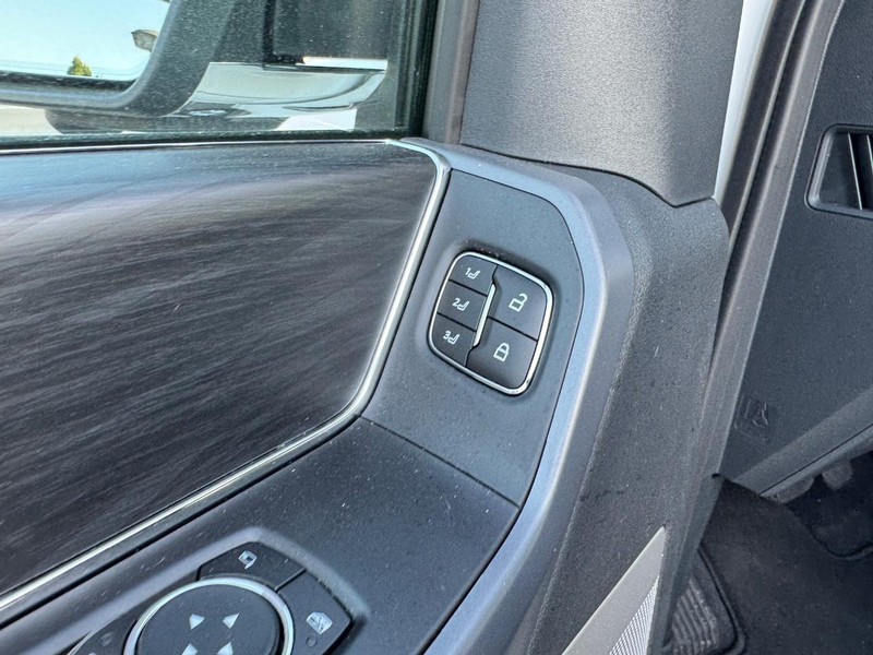 Ford F-150 Vehicle Full-screen Gallery Image 18