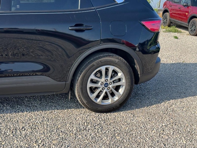 Ford Escape Vehicle Full-screen Gallery Image 11