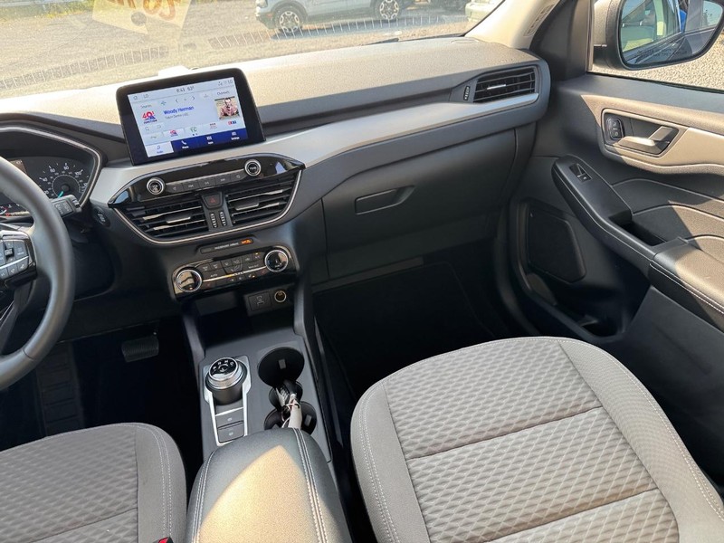 Ford Escape Vehicle Full-screen Gallery Image 16