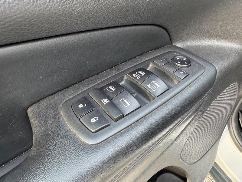 Jeep Grand Cherokee Vehicle Full-screen Gallery Image 18