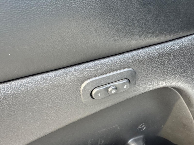 Jeep Grand Cherokee Vehicle Full-screen Gallery Image 19