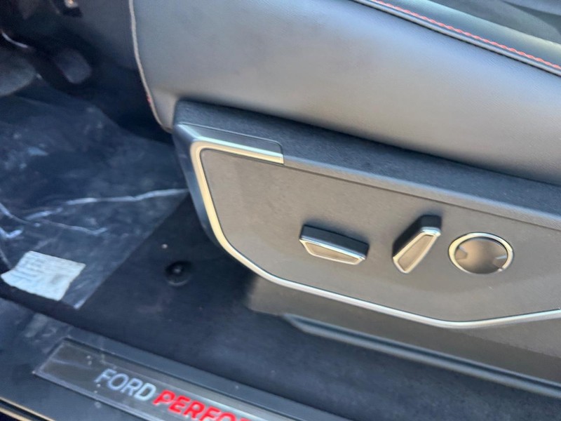 Ford F-150 Vehicle Full-screen Gallery Image 19