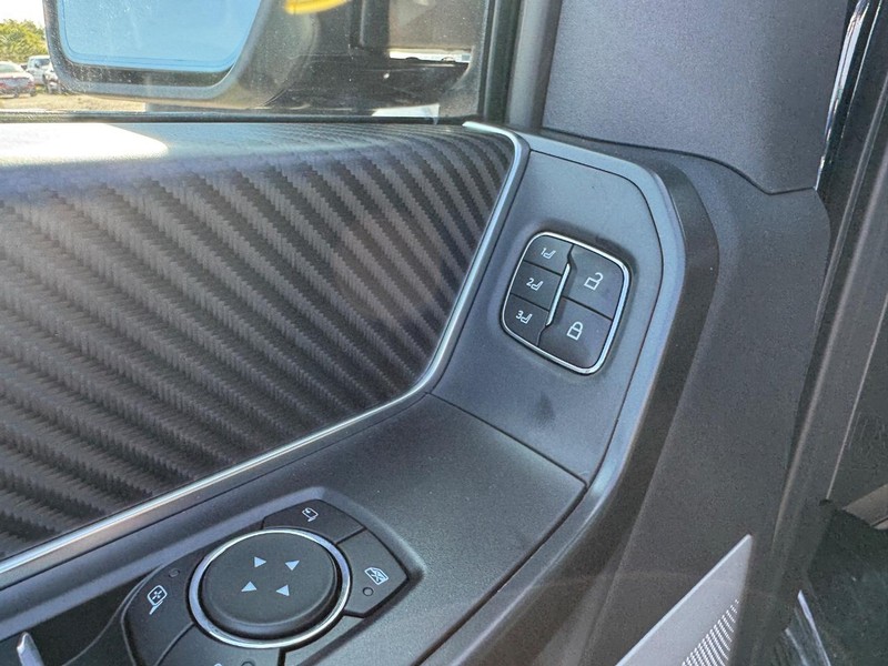 Ford F-150 Vehicle Full-screen Gallery Image 21