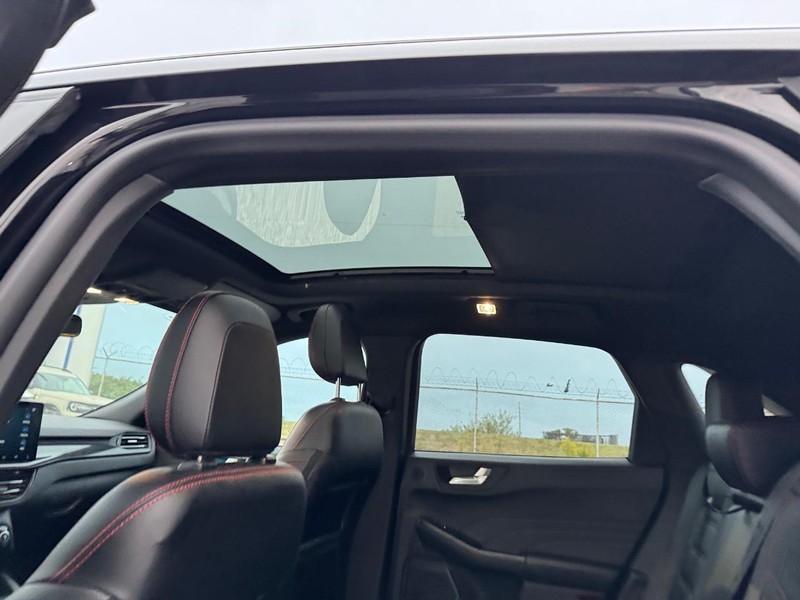 Ford Escape Vehicle Full-screen Gallery Image 13