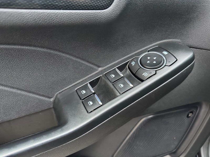 Ford Escape Vehicle Full-screen Gallery Image 18