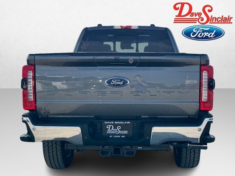 Ford Super Duty F-350 SRW Vehicle Full-screen Gallery Image 08