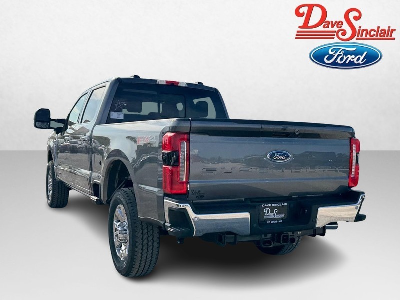 Ford Super Duty F-350 SRW Vehicle Full-screen Gallery Image 09