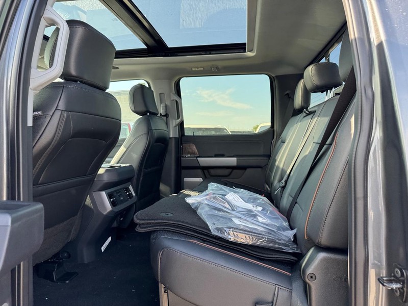 Ford Super Duty F-350 SRW Vehicle Full-screen Gallery Image 12