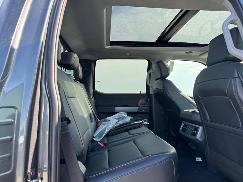 Ford Super Duty F-350 SRW Vehicle Full-screen Gallery Image 14