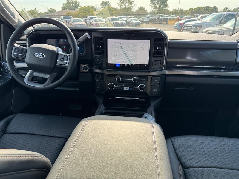Ford Super Duty F-350 SRW Vehicle Full-screen Gallery Image 15