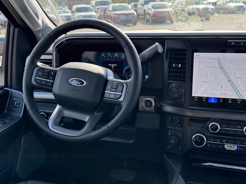 Ford Super Duty F-350 SRW Vehicle Full-screen Gallery Image 16