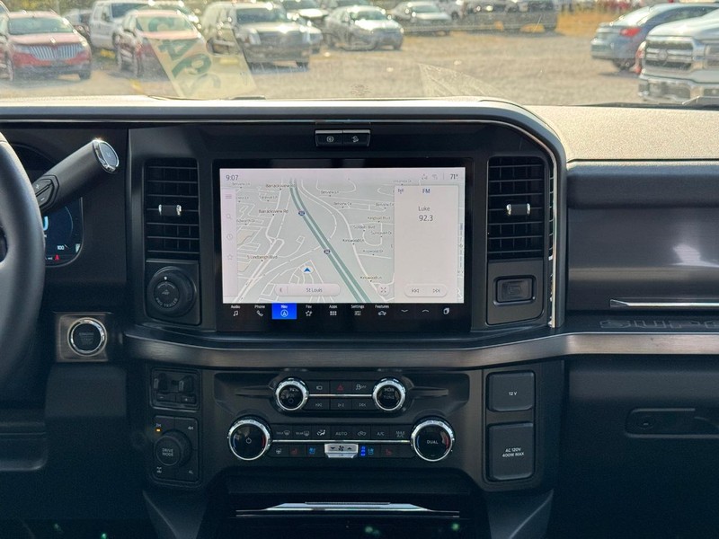 Ford Super Duty F-350 SRW Vehicle Full-screen Gallery Image 17